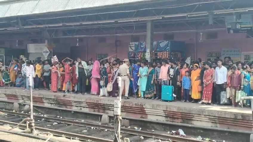 छह महापर्व को लेकर रेलवे स्टेशन पर यात्रियों की उमड़ी भीड़