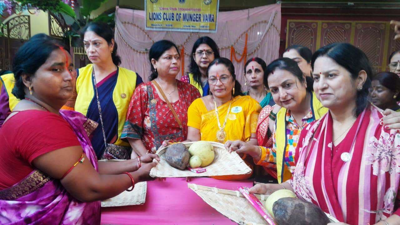 छठव्रतियों के बीच किया पूजन सामग्री का वितरण