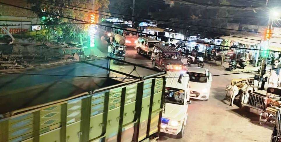 ई-रिक्शा के बेतरतीब परिचालन व दुकानों के अतिक्रमण से लग रहा जाम