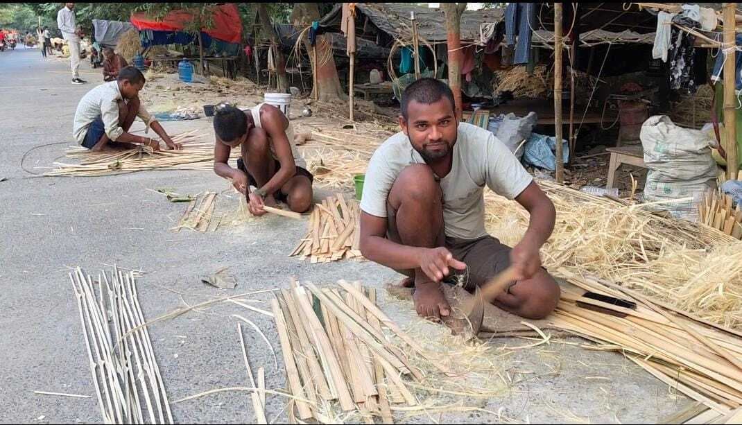 जिले में बाहर से आते हैं सूप, दोउरा व डाला बनाने वाले कारीगर, अन्य जिलों व विदेश तक हैं इनकी मांग