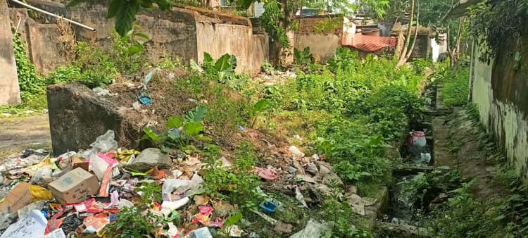 चितरा: दुकानदारों ने की नालियों की साफ-सफाई कराने की मांग