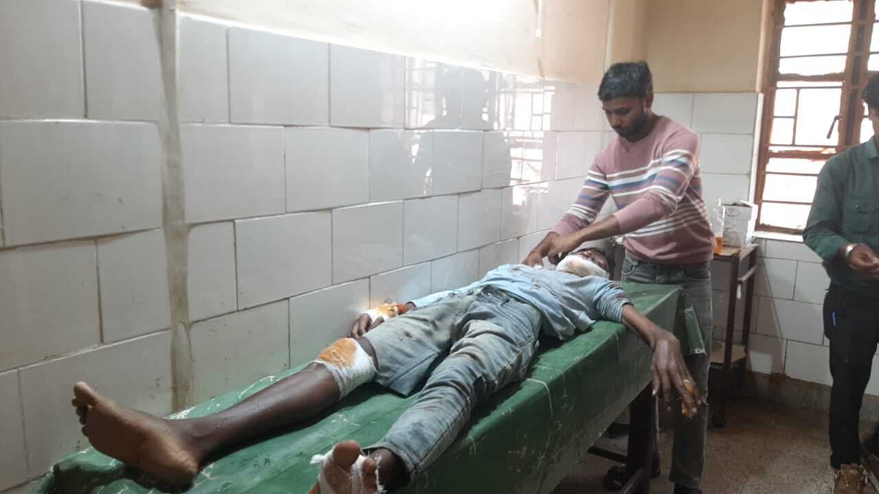 सड़क हादसे में वृद्ध व युवक गंभीर रूप से घायल