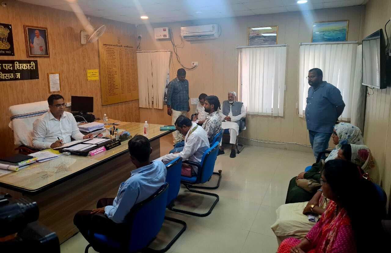 अभ्यर्थियों को चुनाव चिह्न आवंटित