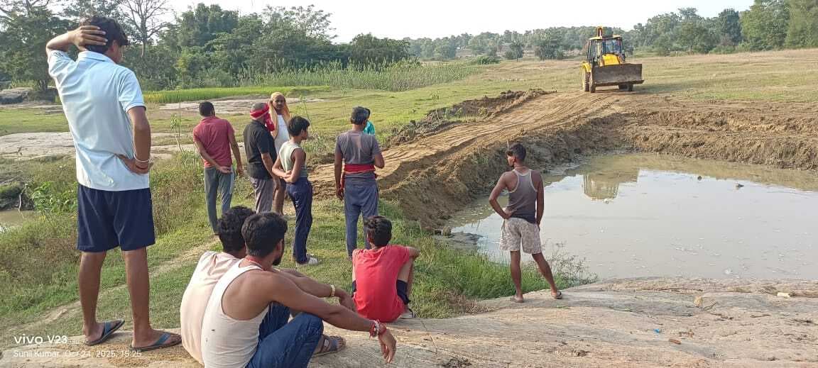 ग्रामीण क्षेत्रों में छठ घाटों को दुरूस्त करने में जुटे श्रद्धालु