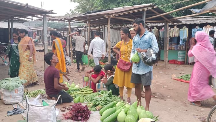 छठ के सामानों की खरीददारी में जुटे लोग, नारियल, केला, कद्दू, सूप-दोउरा से से पटा बाजार