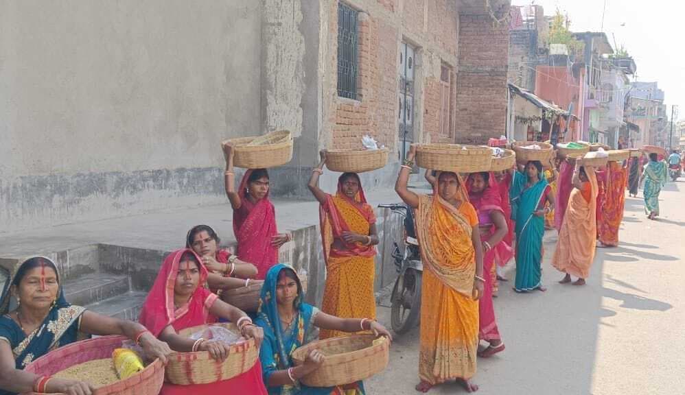 छठ महापर्व की अनोखी परंपरा, मन्नतें पूरी होने पर महिलाएं घर-घर मांगकर करती हैं छठ