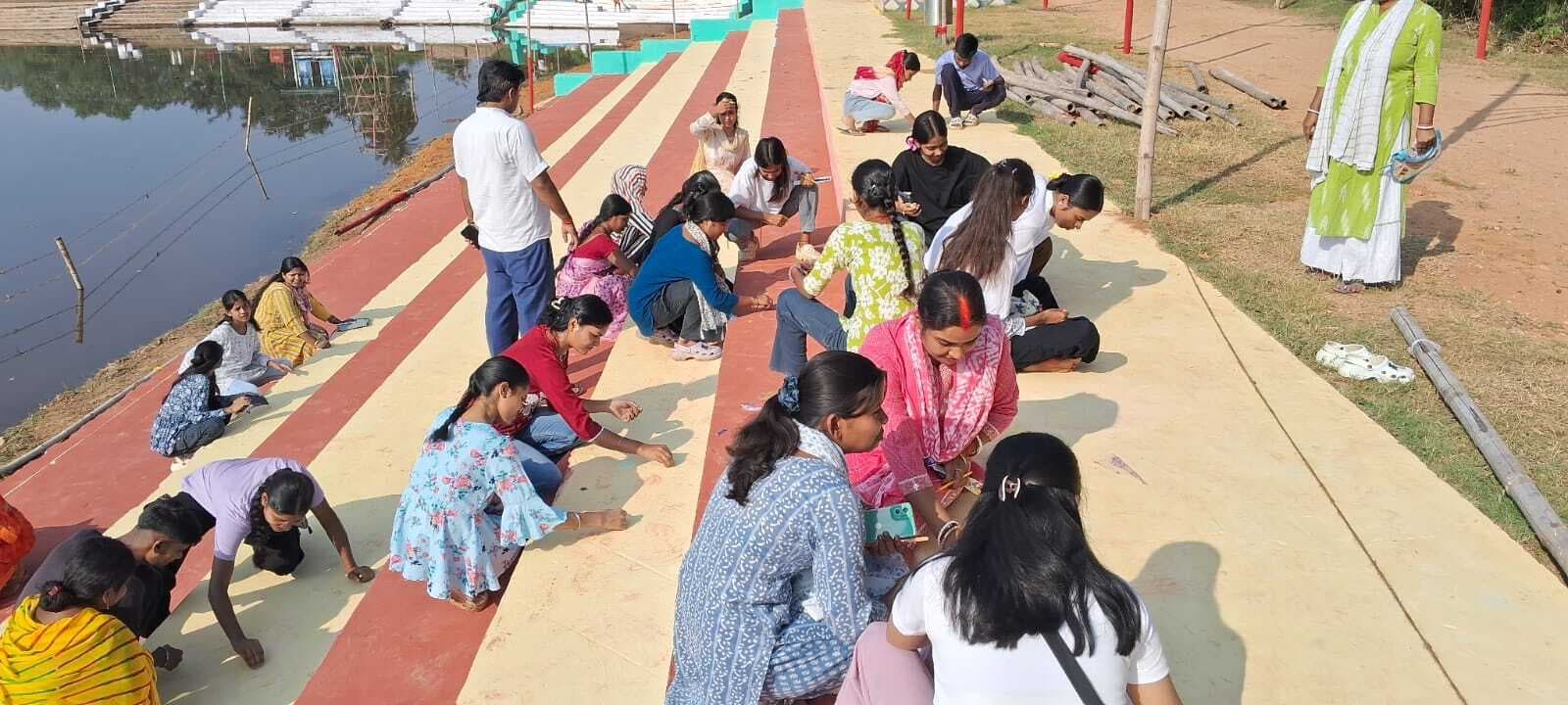 छठ पूजा को लेकर ऊपरी नहर की सीढ़ियों पर बनायी गयी रंगोली