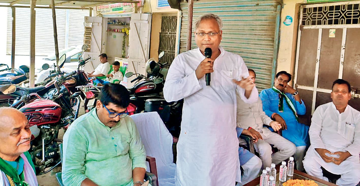 Political News : जदयू महासचिव ने चुनावी तैयारियों पर कार्यकताओंं के साथ की बैठक