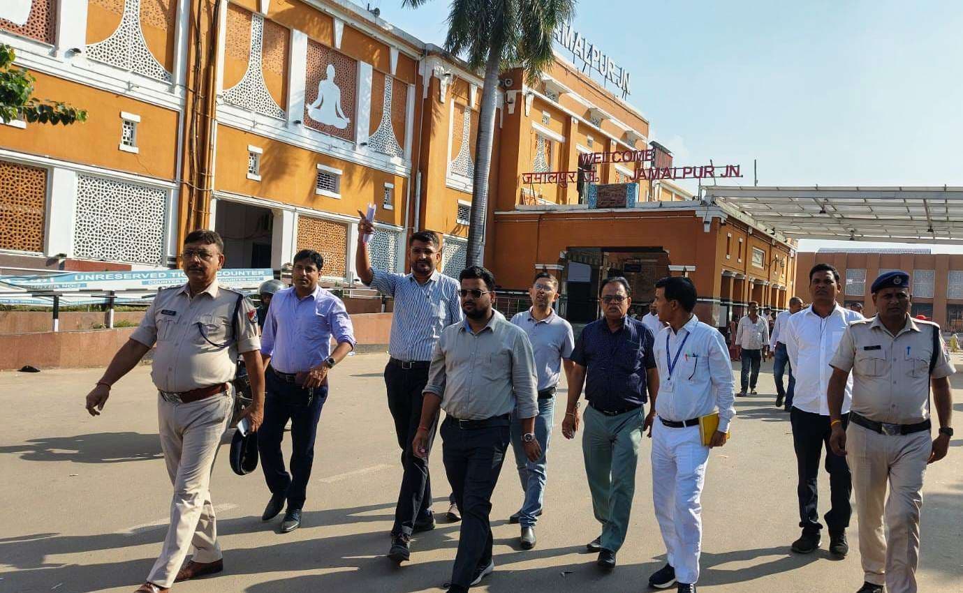 छठ पूजा को लेकर अधिकारियों ने किया रेलवे स्टेशन का निरीक्षण