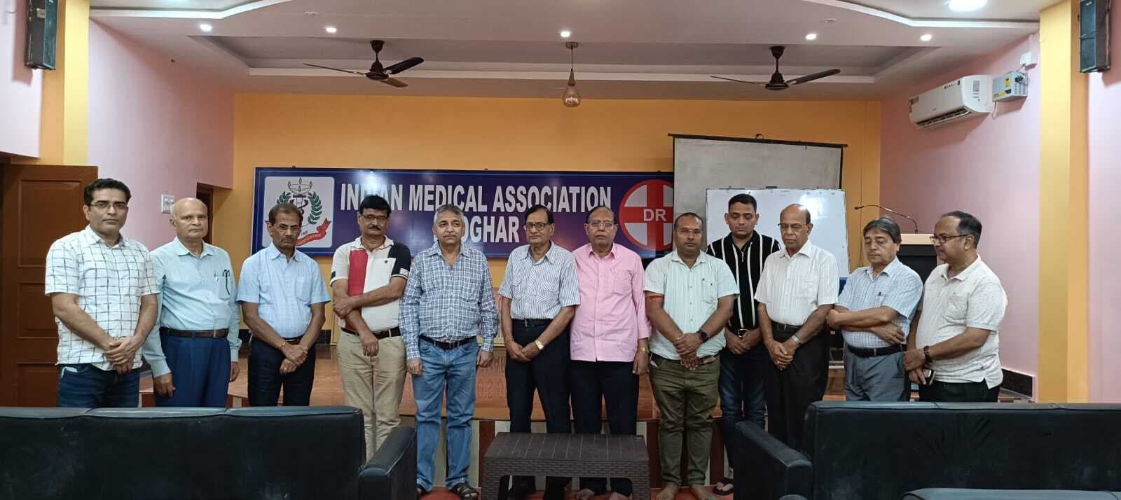 Deoghar news : दो वरिष्ठ चिकित्सकों की स्मृति में  प्रार्थना सभा, आइएमए हॉल में दी गयी श्रद्धांजलि