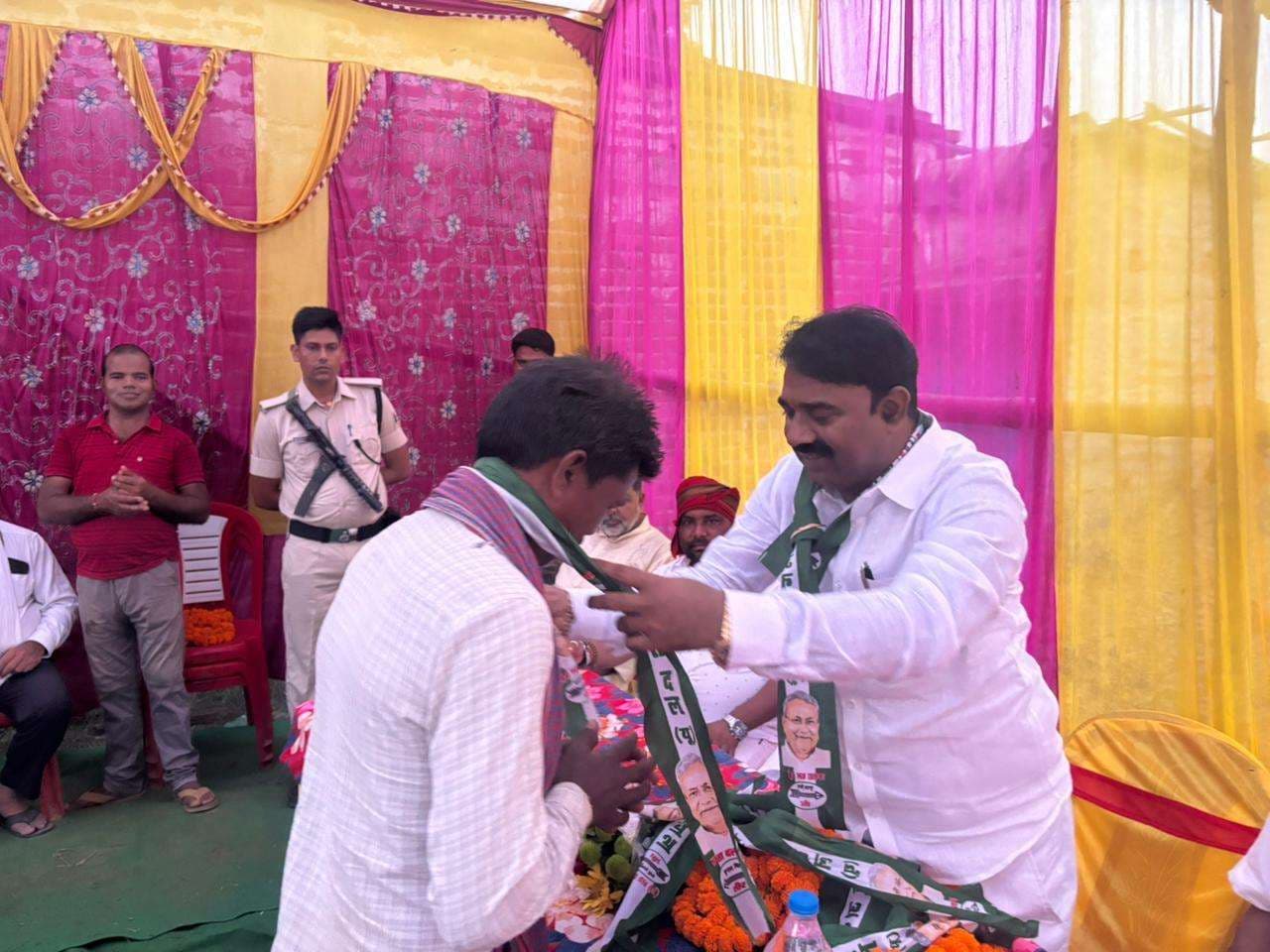 राजद के आठ कार्यकर्ता जदयू में हुए शामिल