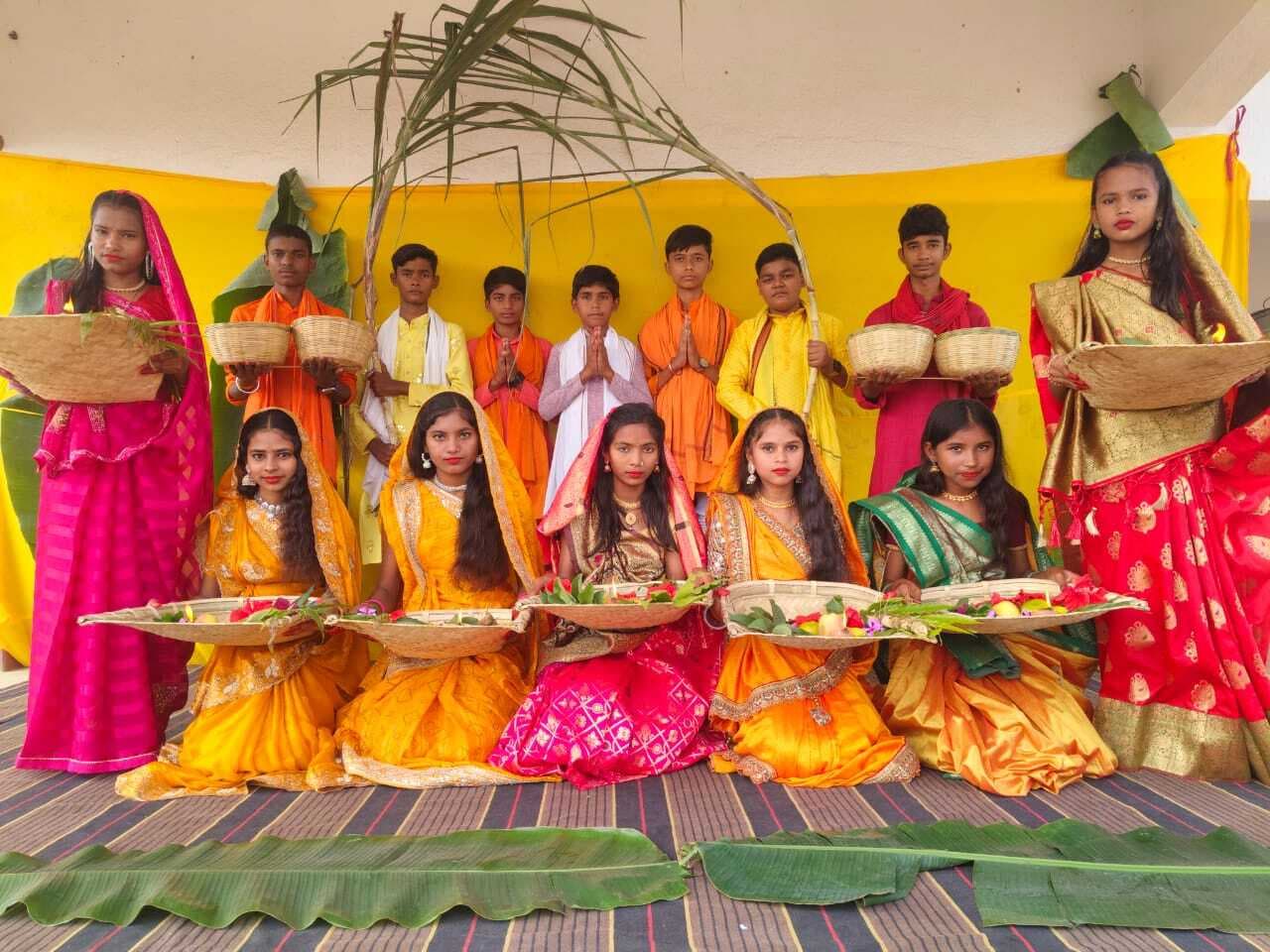 छठ पूजा की झांकी- स्कूली बच्चों ने पारंपरिक वेशभूषा में की सूर्यदेव की आराधना