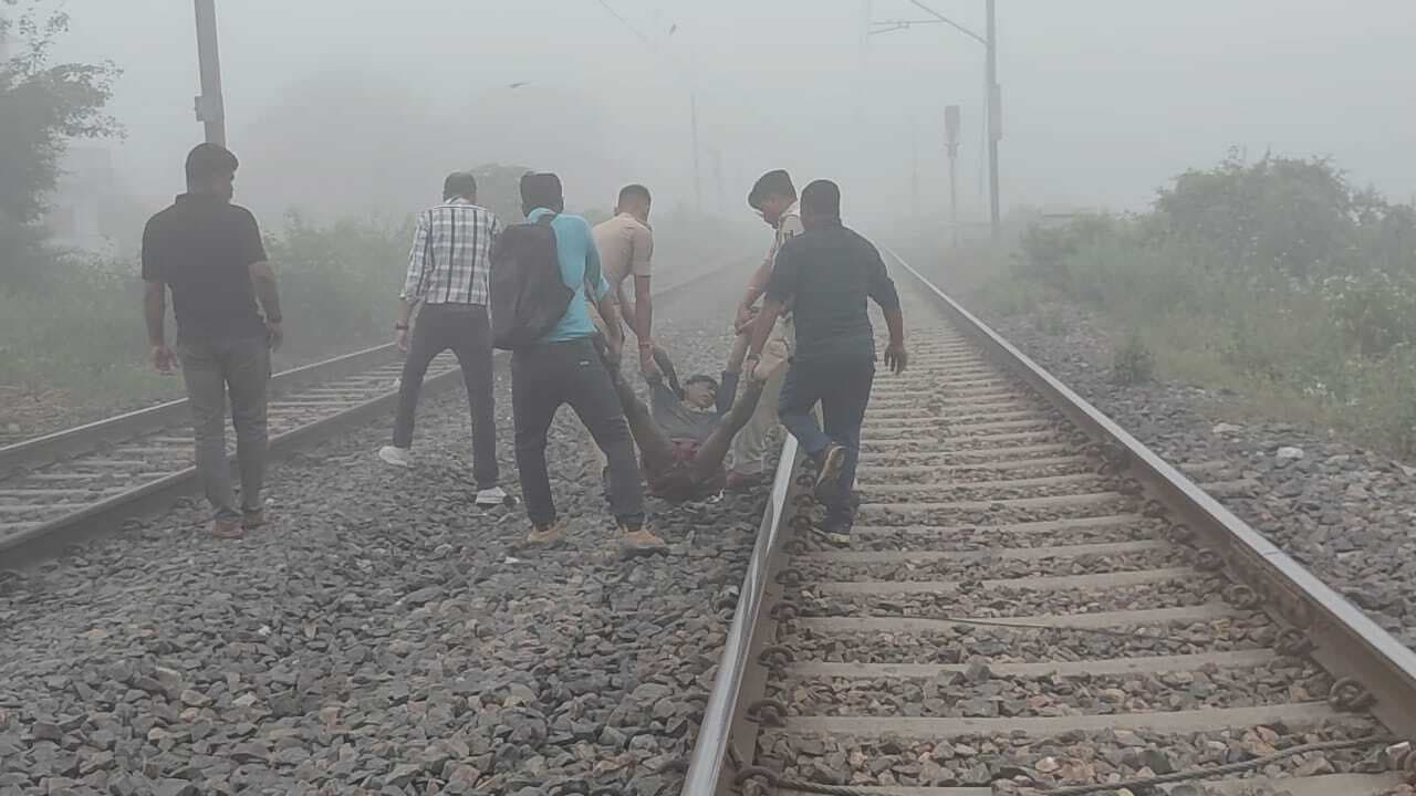 ट्रेन की चपेट में आने से युवक घायल