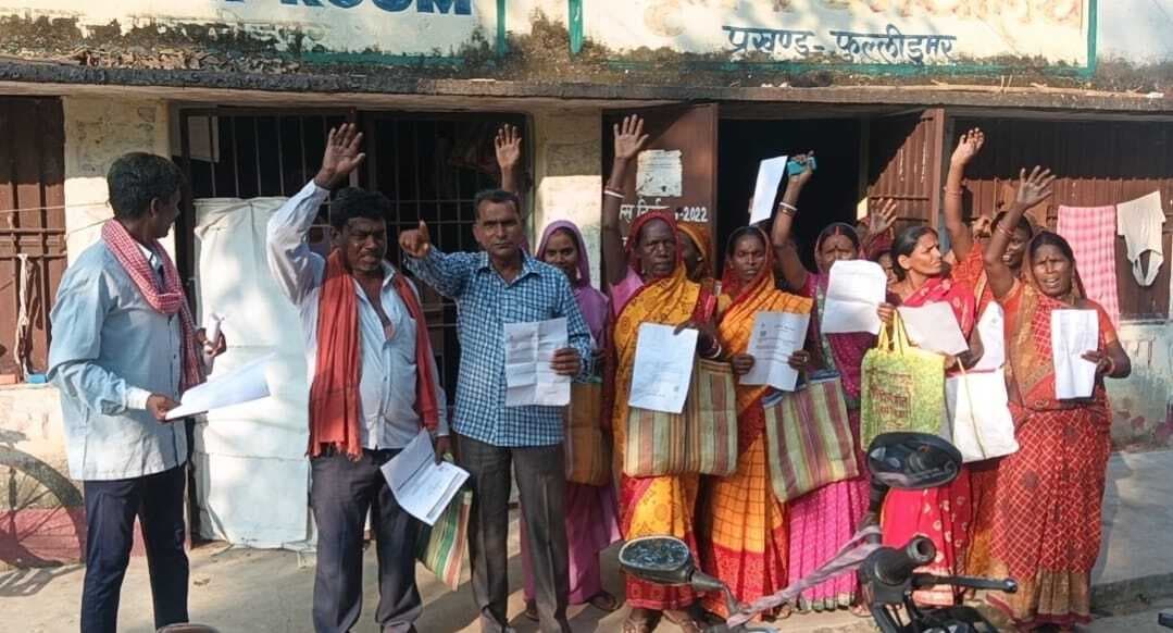 बीज वितरक दुकानदारों के विरुद्ध किसानों ने प्रखंड कार्यालय में किया प्रदर्शन