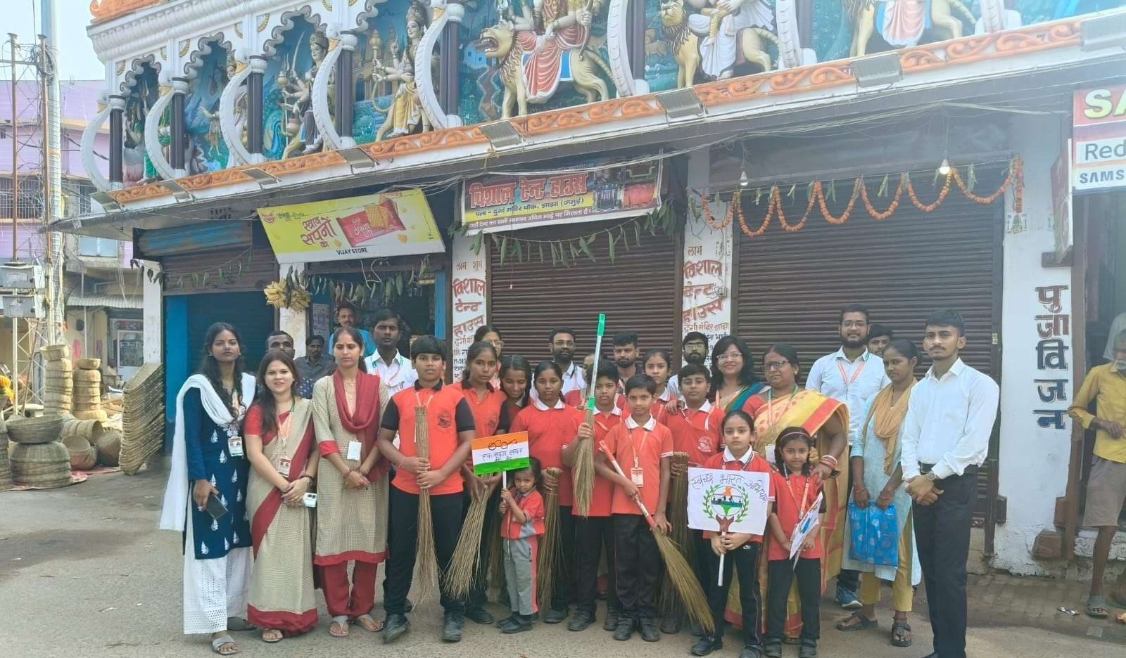 शिक्षकों के संग बच्चों ने कई जगहों पर की साफ-सफाई