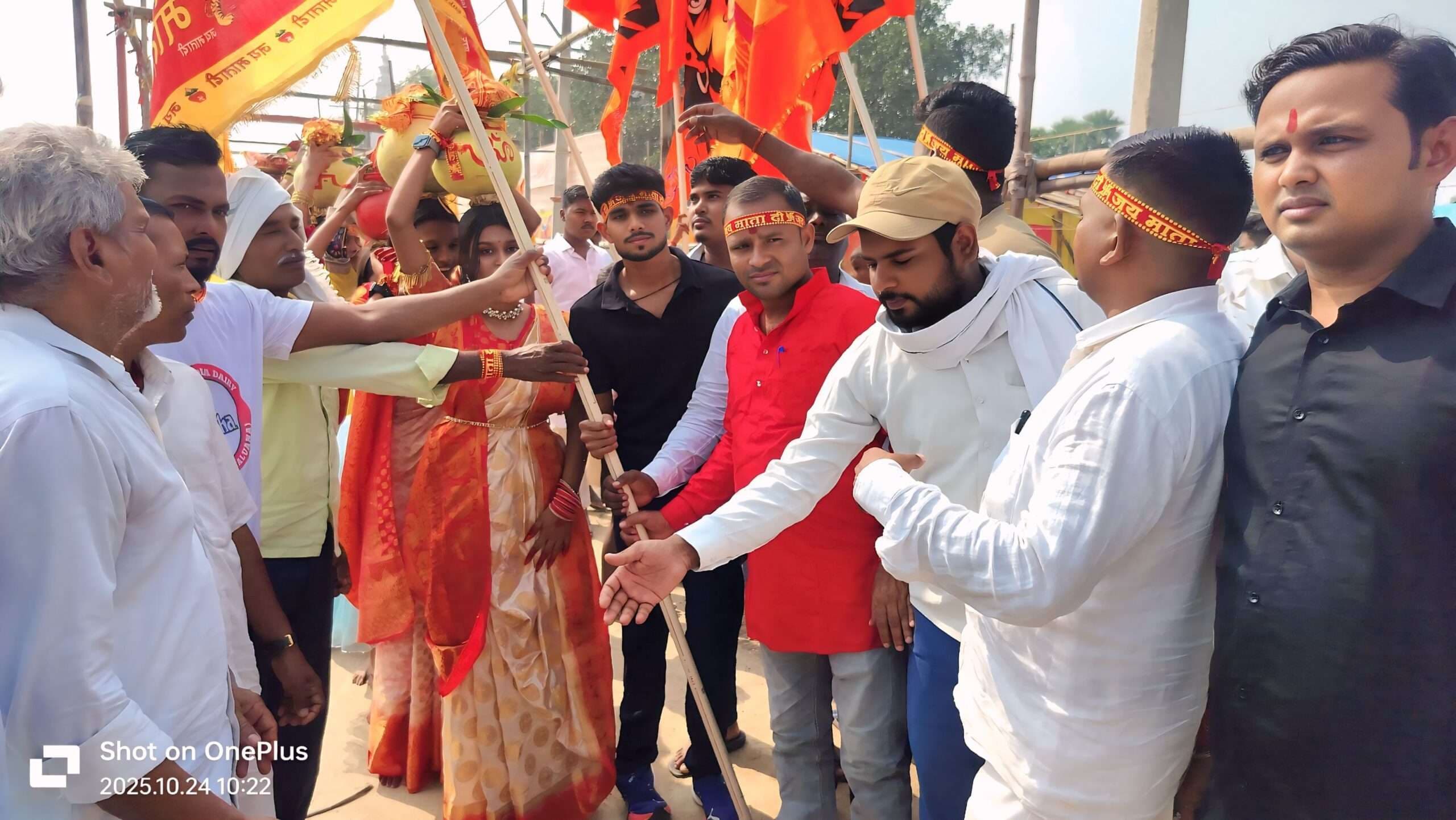 छठ महापर्व को लेकर इस्लामनगर में निकाली गयी भव्य कलश शोभायात्रा