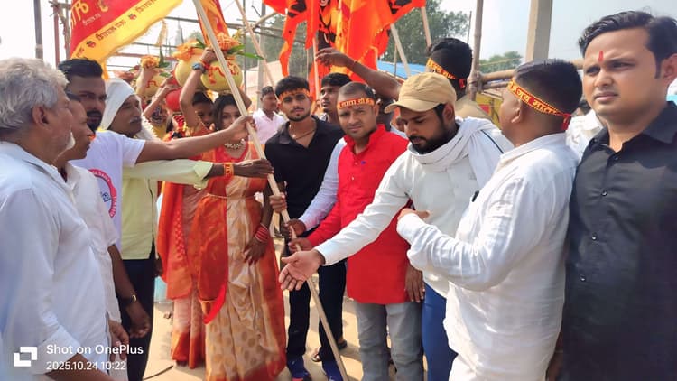 छठ महापर्व को लेकर इस्लामनगर में निकाली गयी भव्य कलश शोभायात्रा