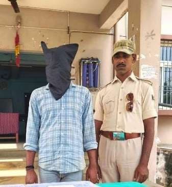 चोरी मामले में पुलिस ने अभियुक्तों के घर से चार लाख किया बरामद, एक गिरफ्तार