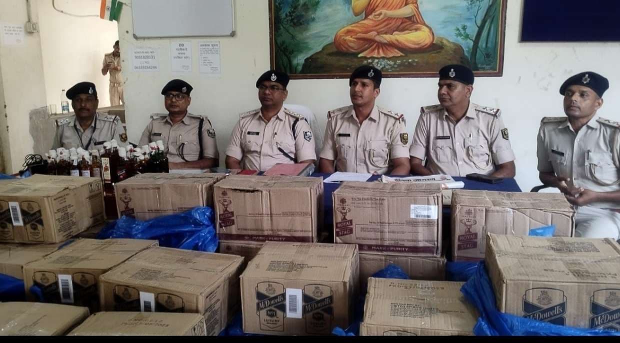 सब्जी ले जा रहे वाहन से 2064 बोतल विदेशी शराब बरामद