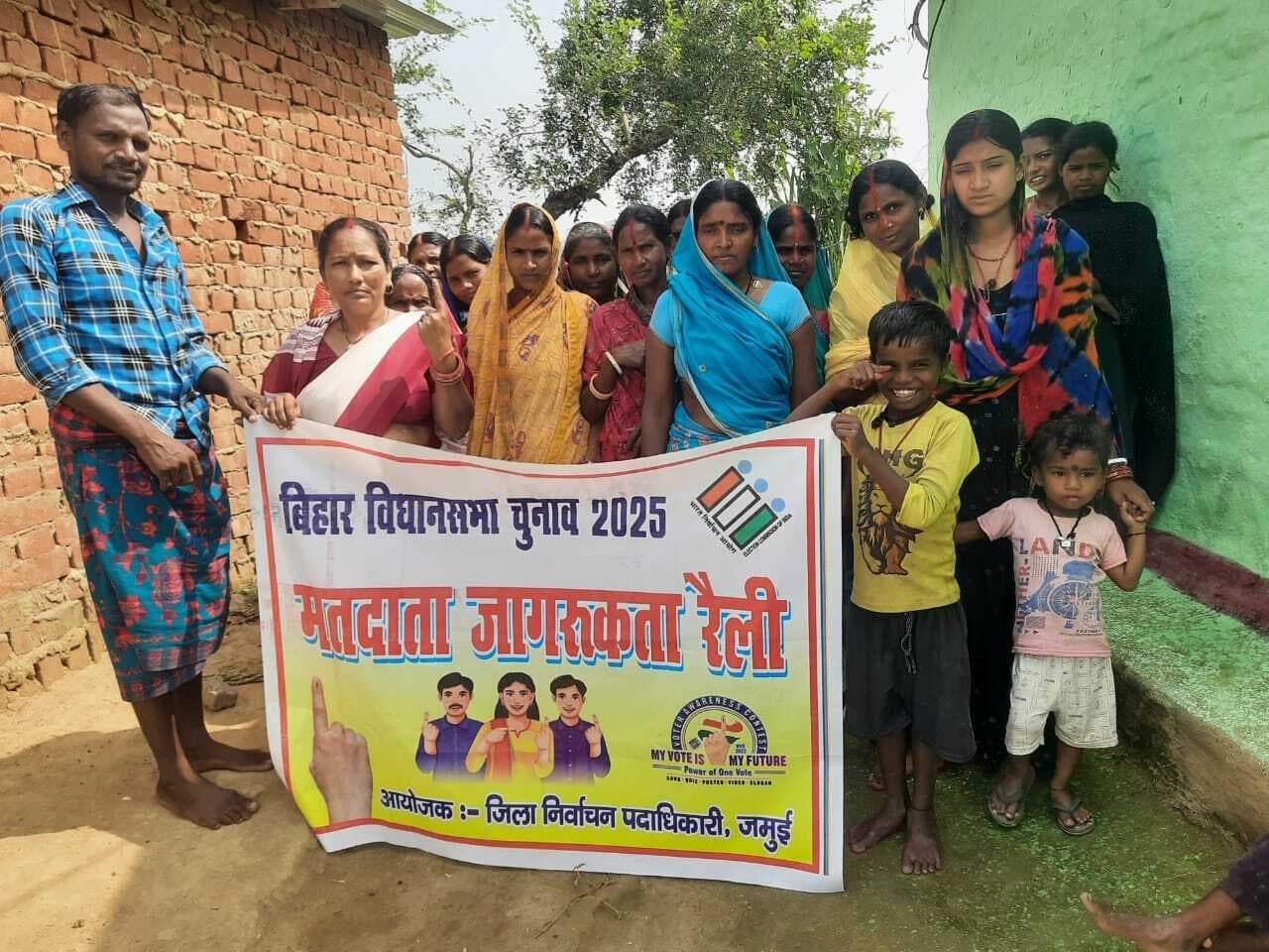 महादलित टोले की महिलाओं ने मतदान करने का लिया संकल्प