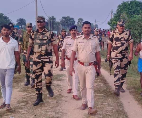 बीएसएफ जवान ने फ्लैग मार्च के साथ किया एरिया डोमिनेशन