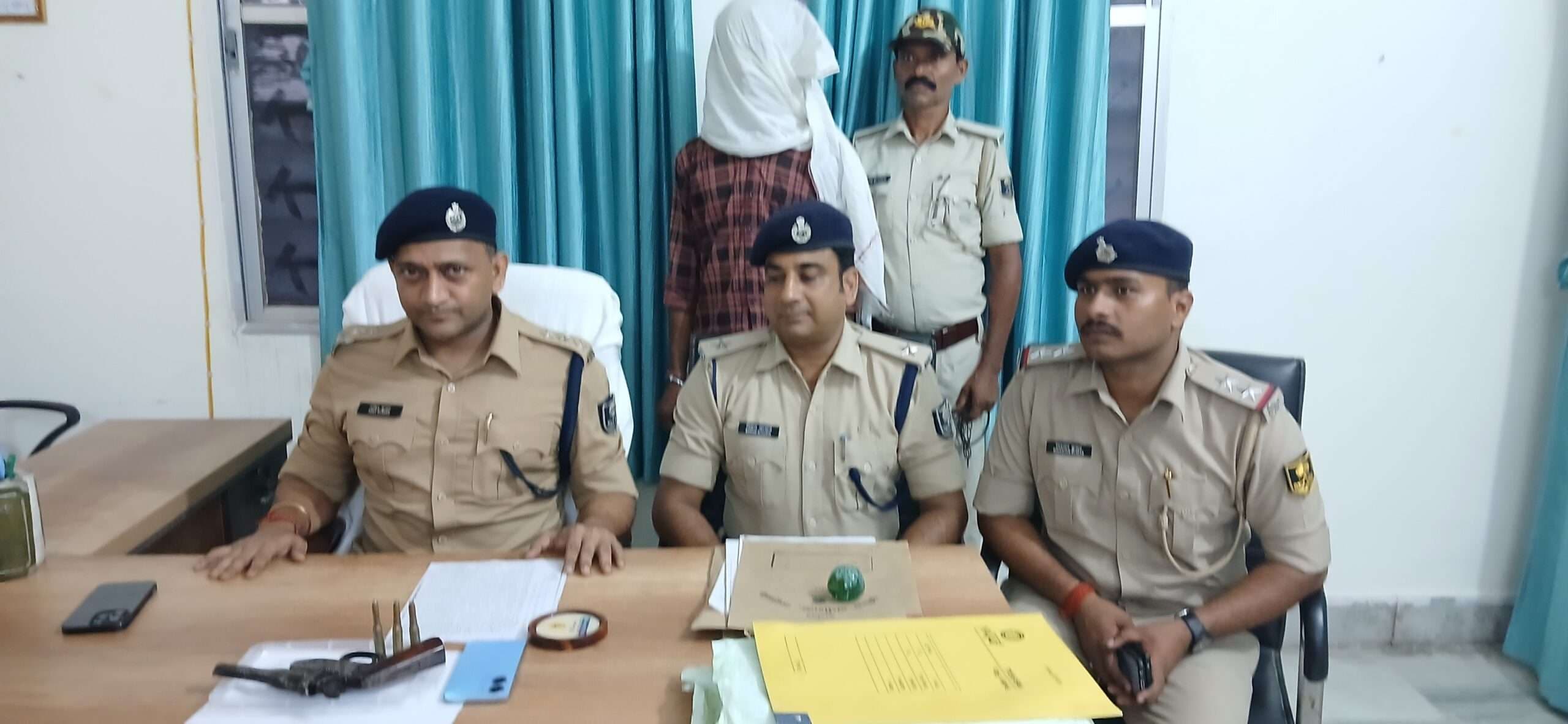 Madhubani News : दूसरे परदेश से आ रहे युवक से लूटपाट, हथियार संग आरोपी धराया