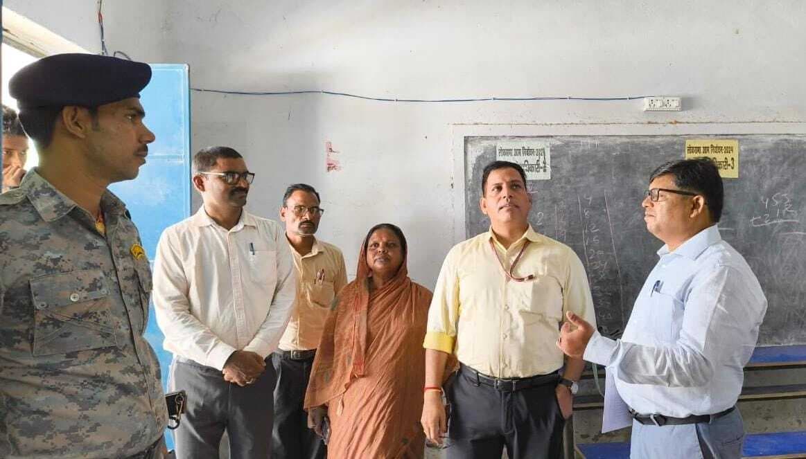 Madhubani News : सामान्य प्रेक्षक ने बेनीपट्टी विधानसभा के डेढ़ दर्जन मतदान केंद्रों का किया निरीक्षण