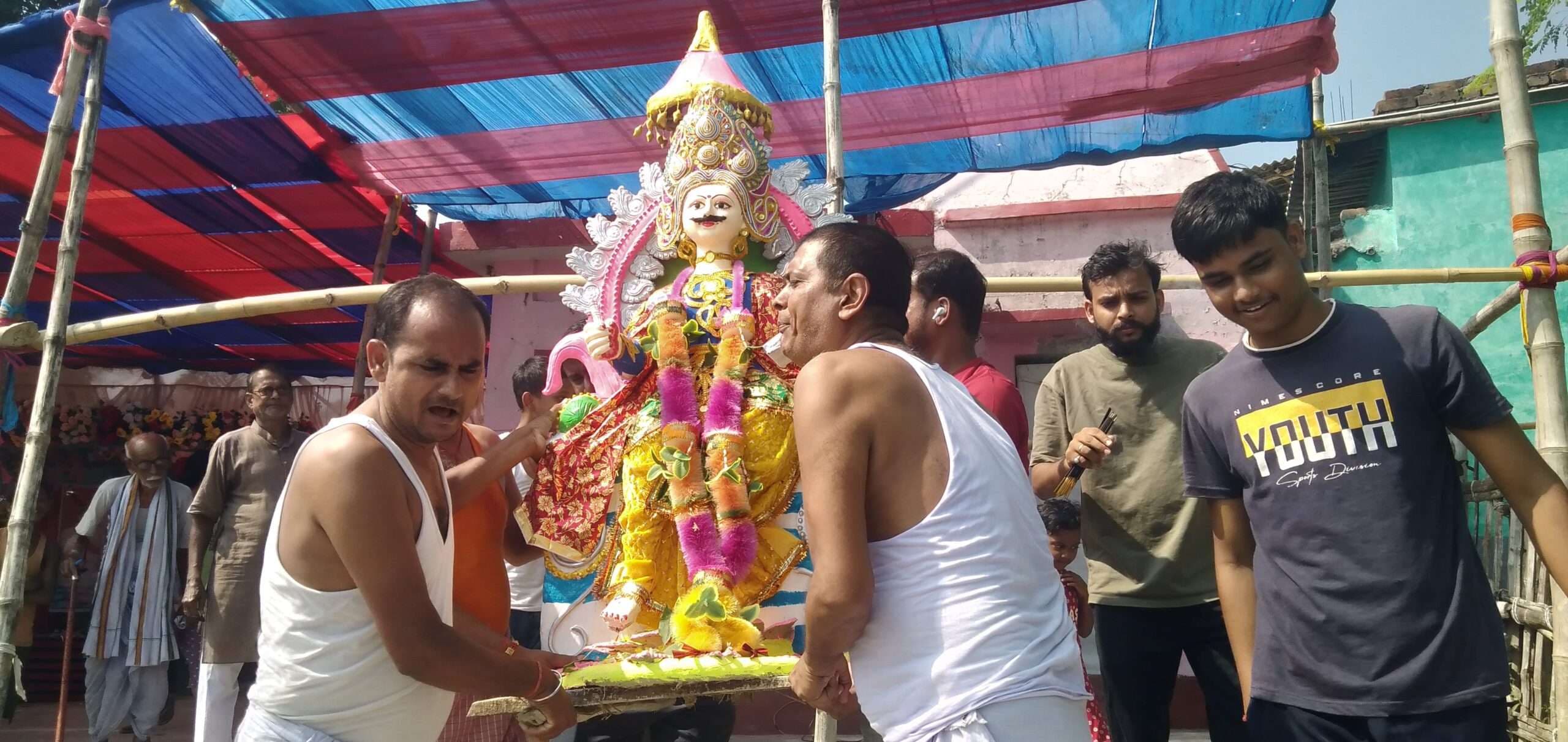 Madhubani News : चित्रगुप्त की प्रतिमा का किया विसर्जन