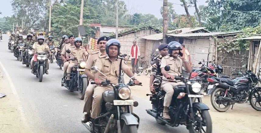 Madhubani News : डीएसपी के नेतृत्व में क्षेत्र में टीम ने किया फ्लैग मार्च