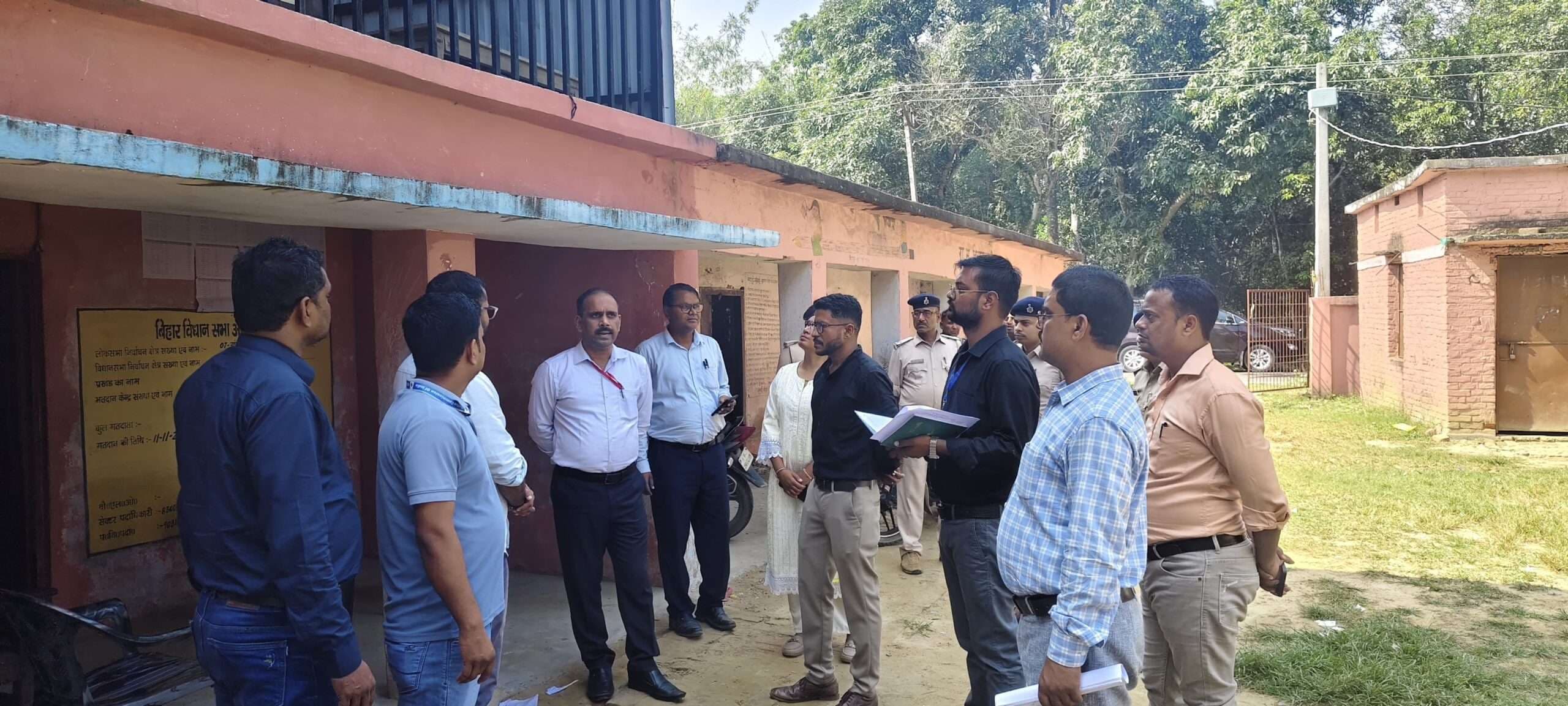 Madhubani News : सामान्य प्रेक्षक ने राजनगर विधान सभा के दर्जनों बूथ का किया निरीक्षण