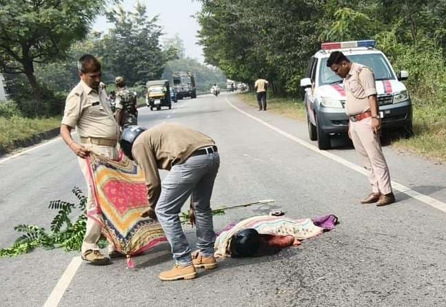 Bokaro News : तेज रफ्तार वाहन की टक्कर से स्कूटी सवार महिला की मौत