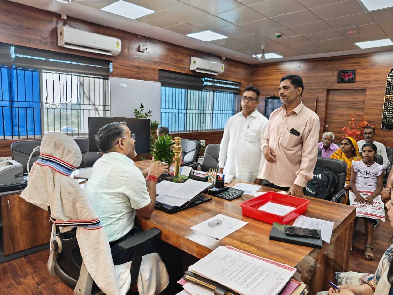 Giridih News :साप्ताहिक जनता दरबार में डीसी ने सुनी लोगों की परेशानी