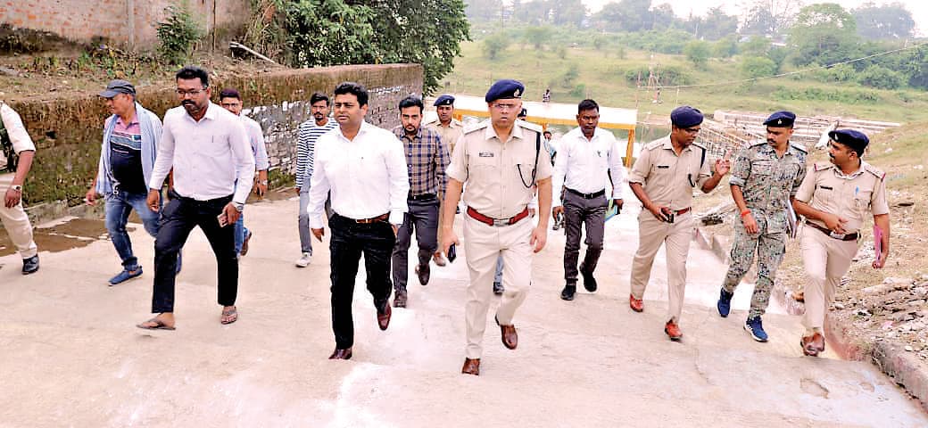 Chaibasa News : सभी घाटों पर पानी की गहराई के अनुसार बैरिकेडिंग करायें : डीसी