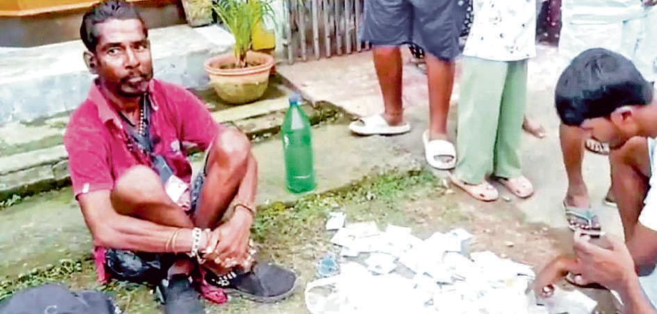 कल्याणी में एक युवक के बैग में मिले सैकड़ों वोटर कार्ड