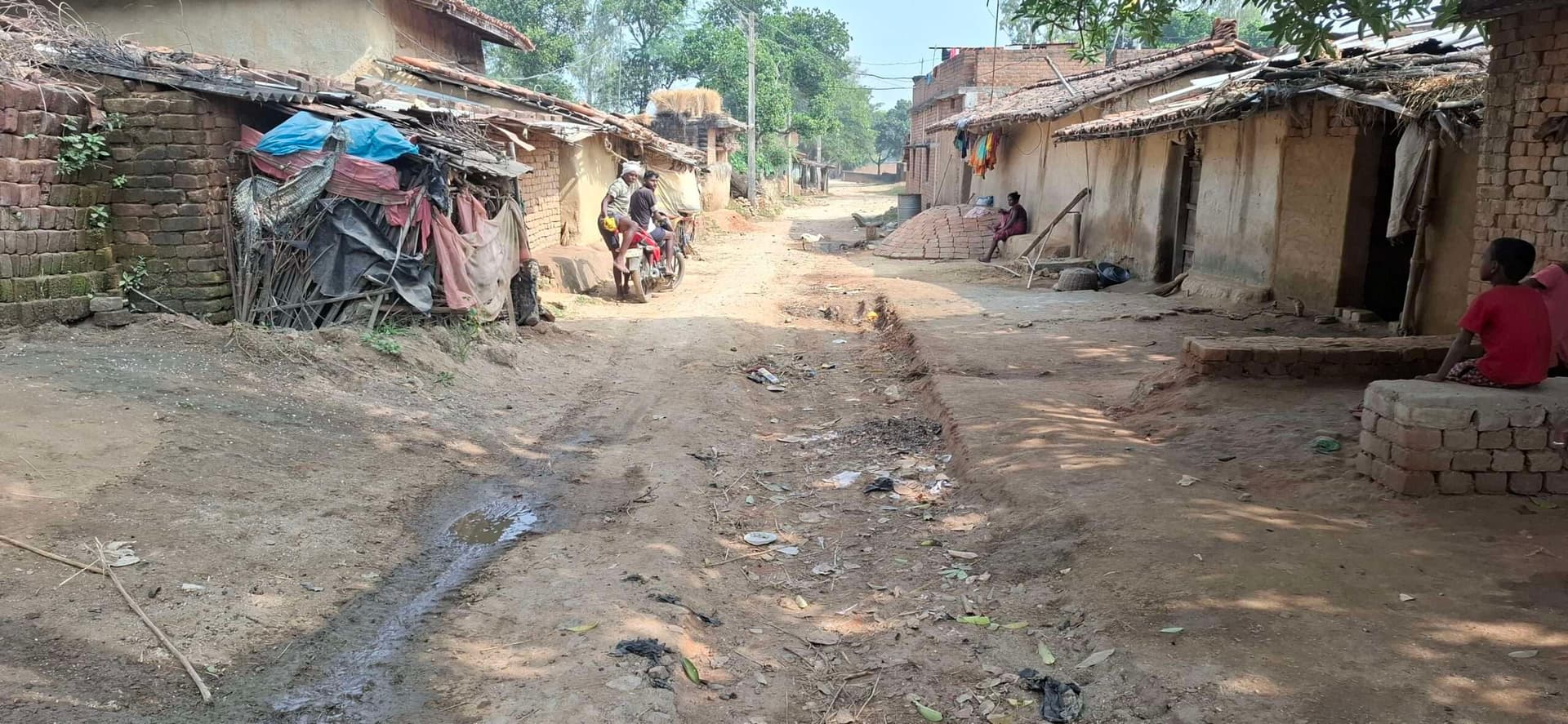 Giridih News :कच्ची सड़क में कीचड़ और गढ्ढों से परेशानी