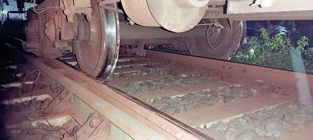 Chaibasa News : जरुली के पास लौह अयस्क से लदी मालगाड़ी का डिब्बा बेपटरी