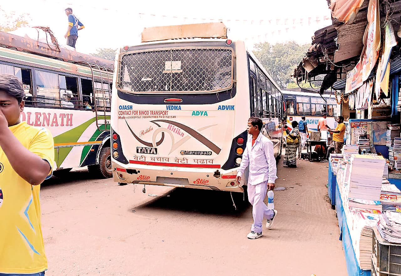 Chaibasa News : चाईबासा से बिहार जाने वाली बसें फुल, टाटा व सीकेपी जा रहे यात्री