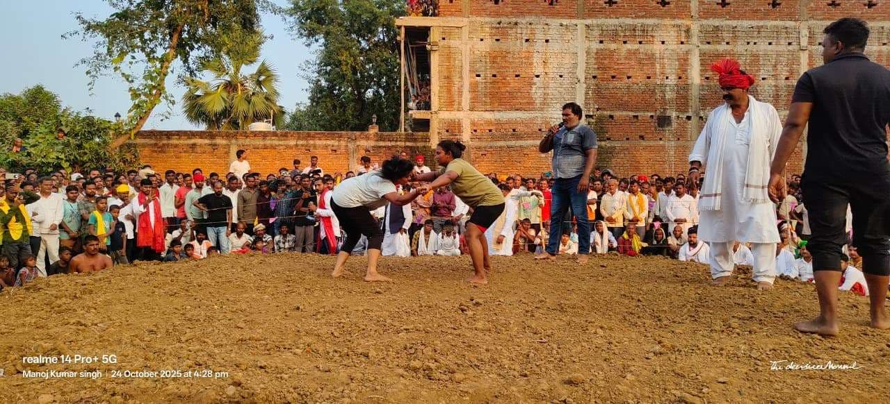 महिला पहलवानों ने अपने दांव-पेच से लोगों का जीता दिल