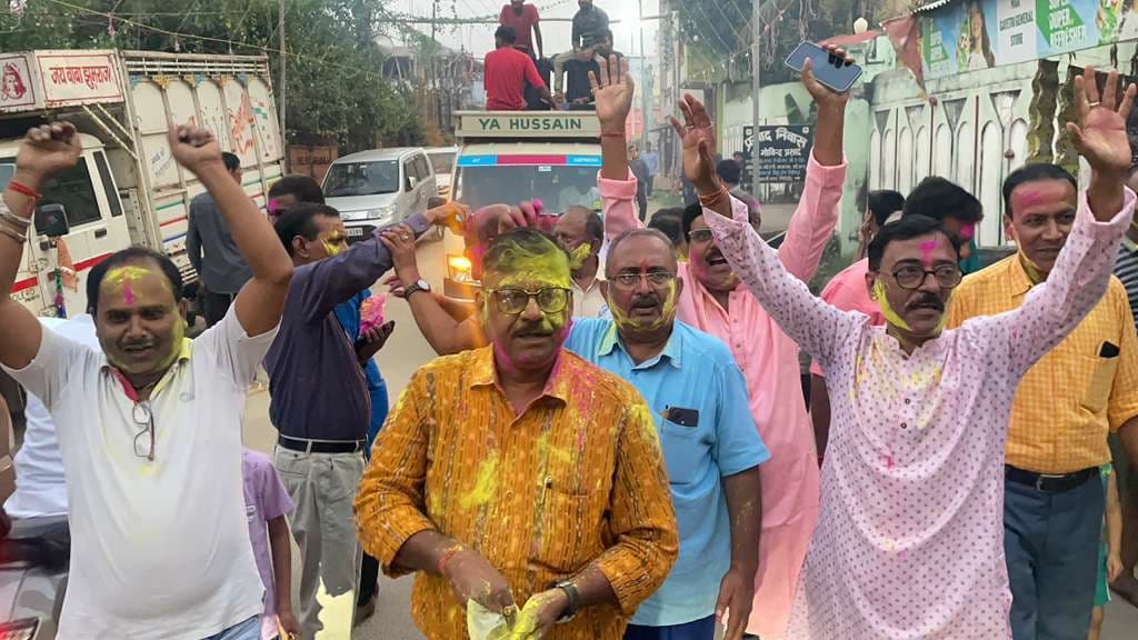 Giridih News: नाचते-गाते भगवान चित्रगुप्त की प्रतिमा का किया विसर्जन