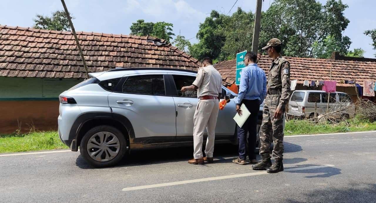 East Singhbhum News : केशरपुर चेकनाका पर दो वाहनों से  "3.27 लाख जब्त