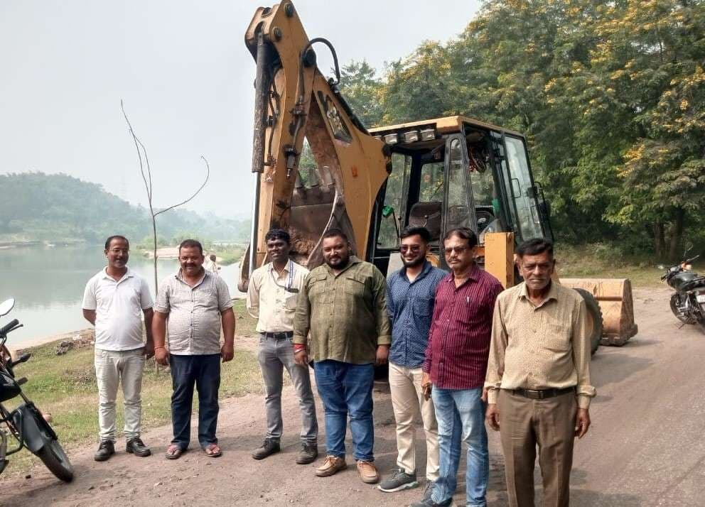 Bokaro News : छठ घाटों की सफाई और रास्तों की मरम्मत में जुटे लोग