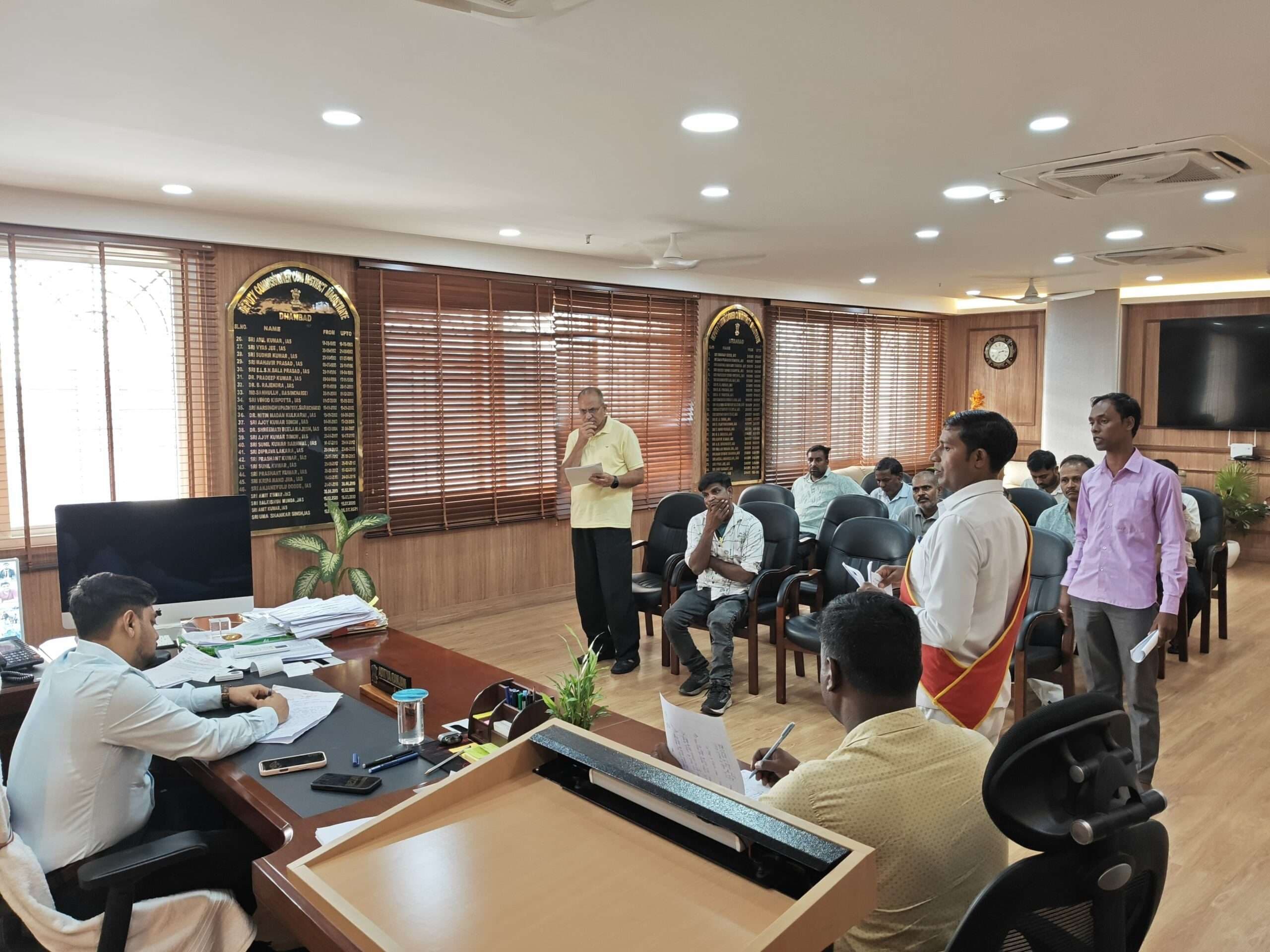 Dhanbad News: उपायुक्त ने सुनी आमजनों की समस्याएं