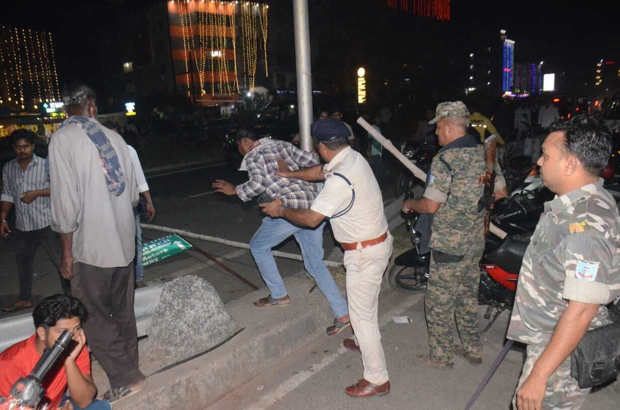 Dhanbad News: बाइक सवार की मौत के बाद अस्पताल में जमकर उपद्रव, तोड़-फोड़, पुलिस ने किया लाठीचार्ज