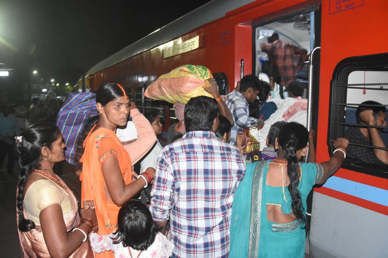 Dhanbad News: छठ पर बिहार जाने वाली ट्रेनों में घुसना भी हुआ मुश्किल