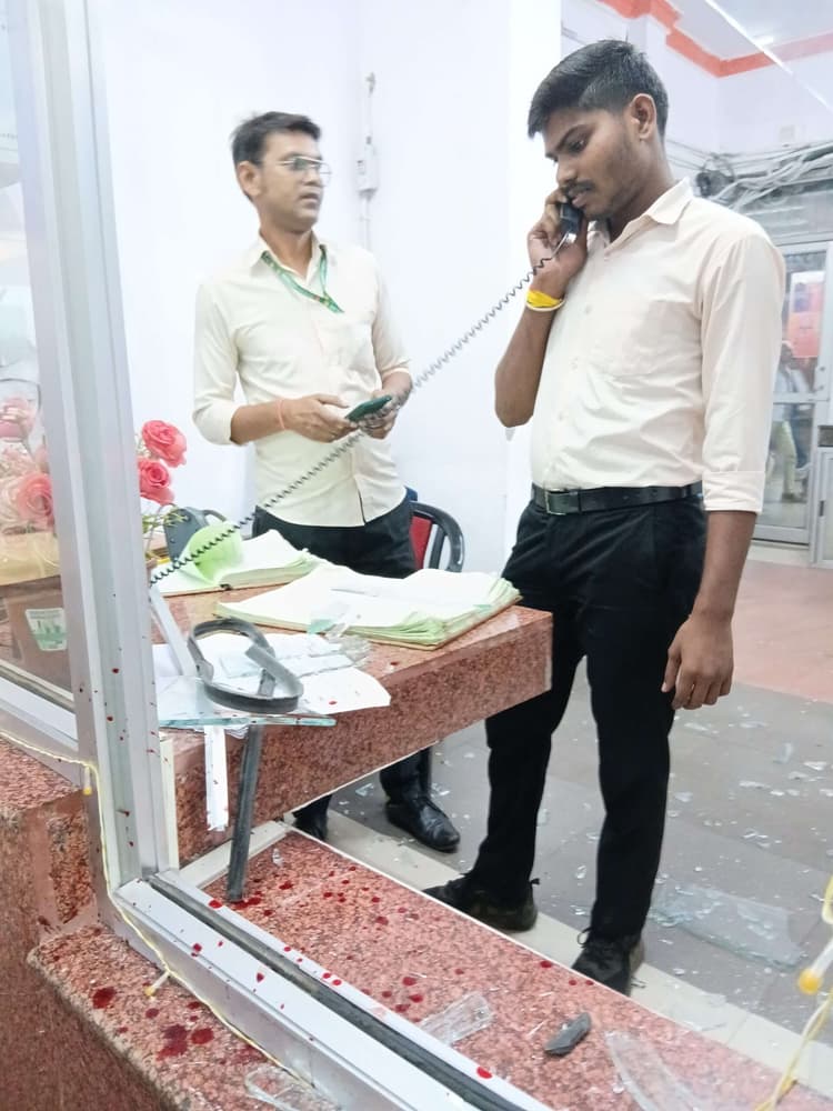 Jamshedpur News : टाटानगर के पूछताछ केंद्र का सनकी युवक ने कांच तोड़ा, टूटे कांच से खुद का गला काटा