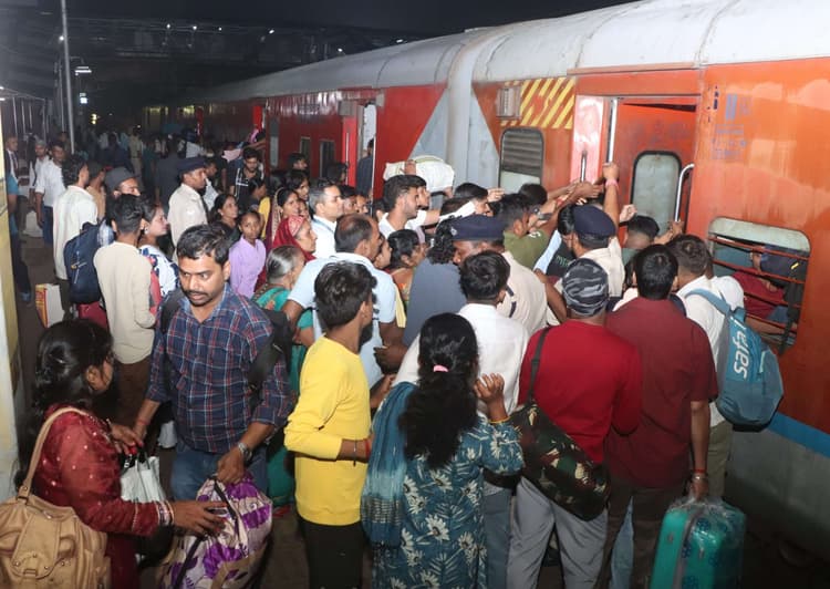 Jamshedpur News : टाटानगर स्टेशन पर बिहार जाने वाली ट्रेनों में ठसाठस भीड़, लाइन लगाकर प्लेटफॉर्म पर मिली एंट्री