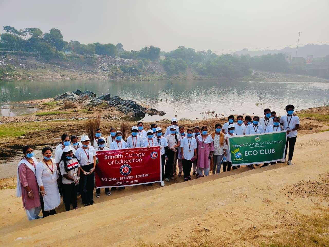 Jamshedpur News : श्रीनाथ कॉलेज ने छठ घाट पर चलाया सफाई अभियान