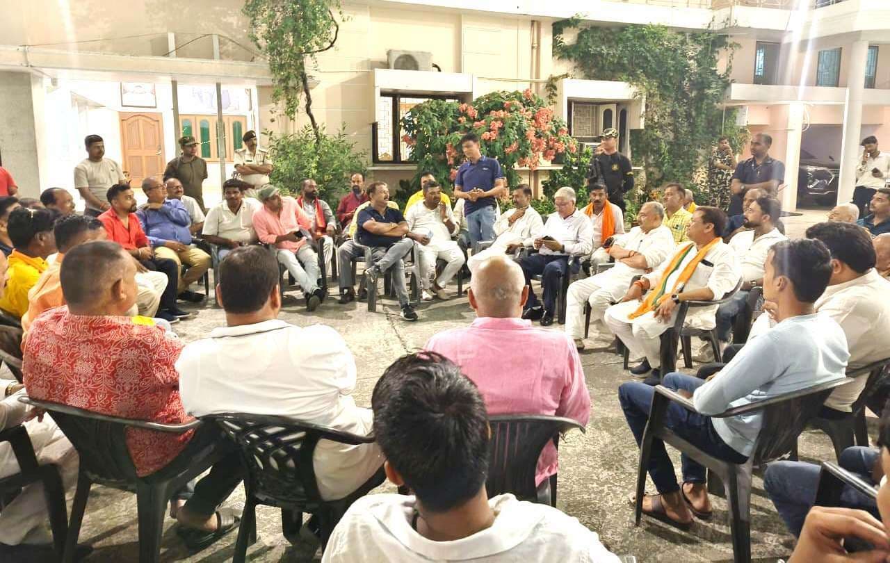 प्रमुख व्यवसायियों की हुई बैठक