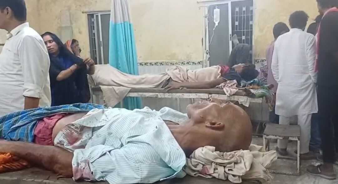 मांझा में मतदान के लिए बहसबाजी में चला चाकू, पिता-पुत्र सहित तीन लोग गंभीर रूप से घायल
