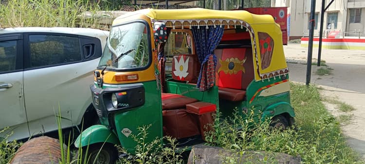 शराब के साथ धंधेबाज गिरफ्तार, ऑटो जब्त